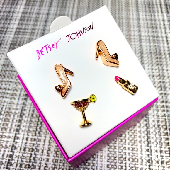 BRAND NEW Betsey Johnson 2 pairs of gold toned stud earrings ❤️ - Picture 2 of 8
